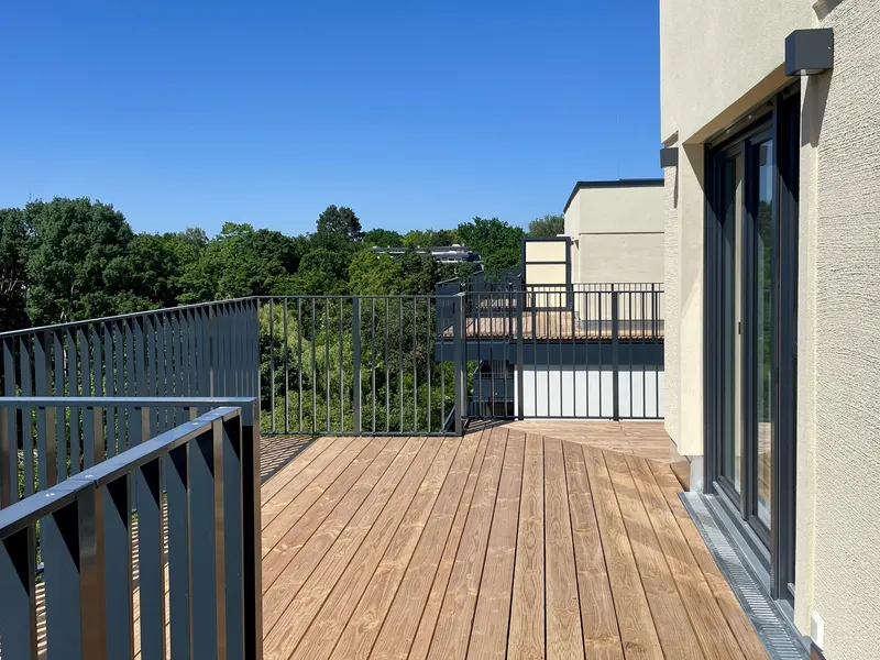Exklusives 2,5‑Zimmer‑Penthouse mit beeindruckender 52 m² Dachterrasse und Panoramablick — photo 1